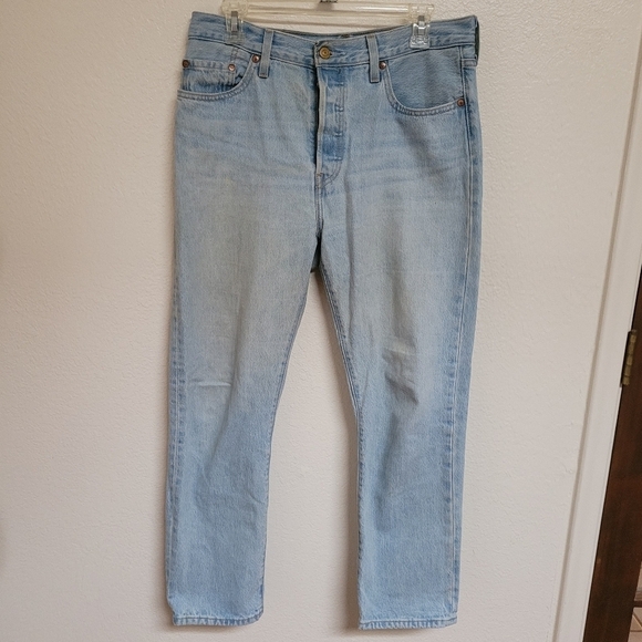 Levi's Premium 501 Light Wash Staright with Stars on Pockets - Picture 2 of 9